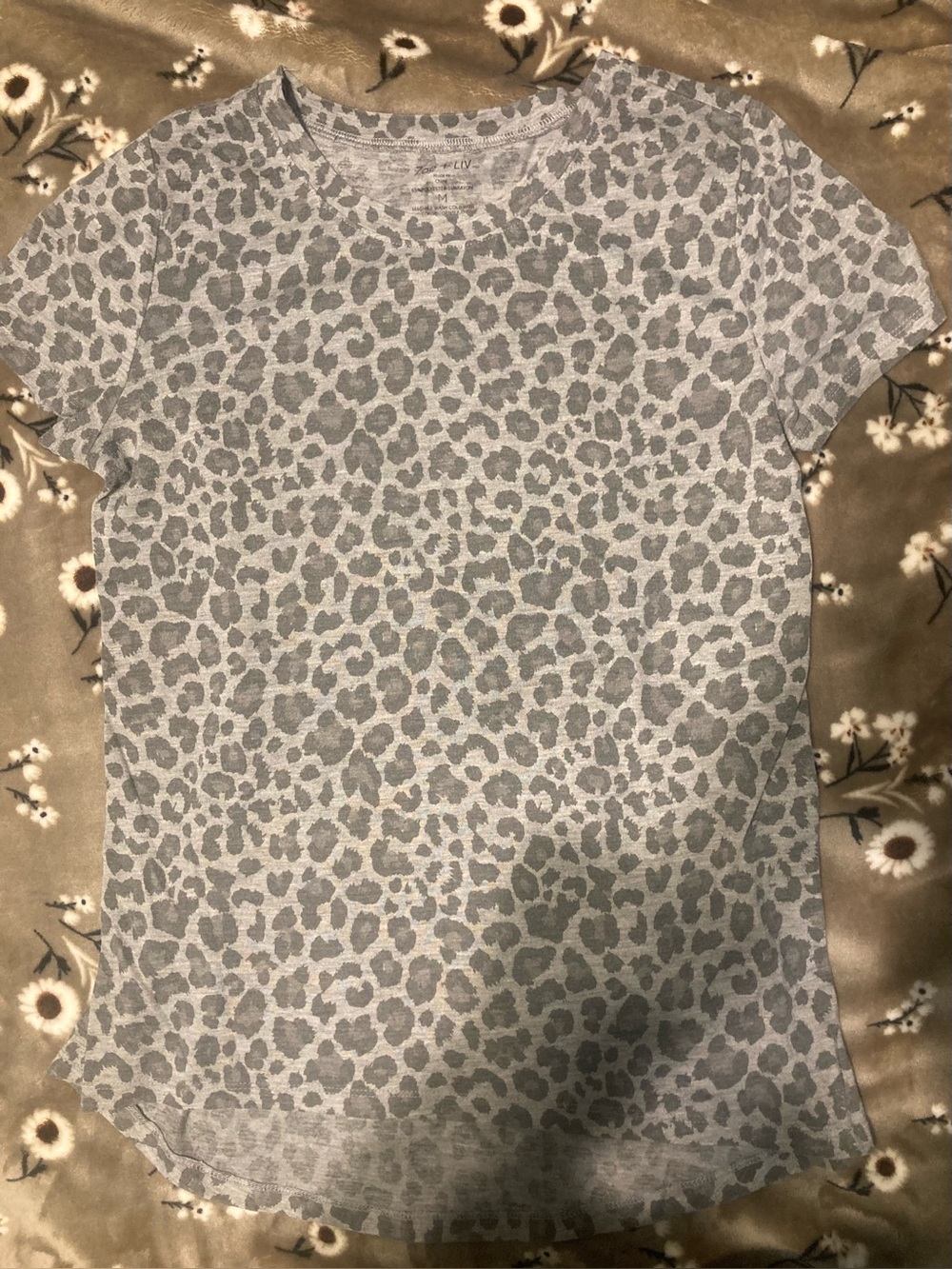 Zoe + Liv Light Gray Leopard Print Short Sleeve Tee